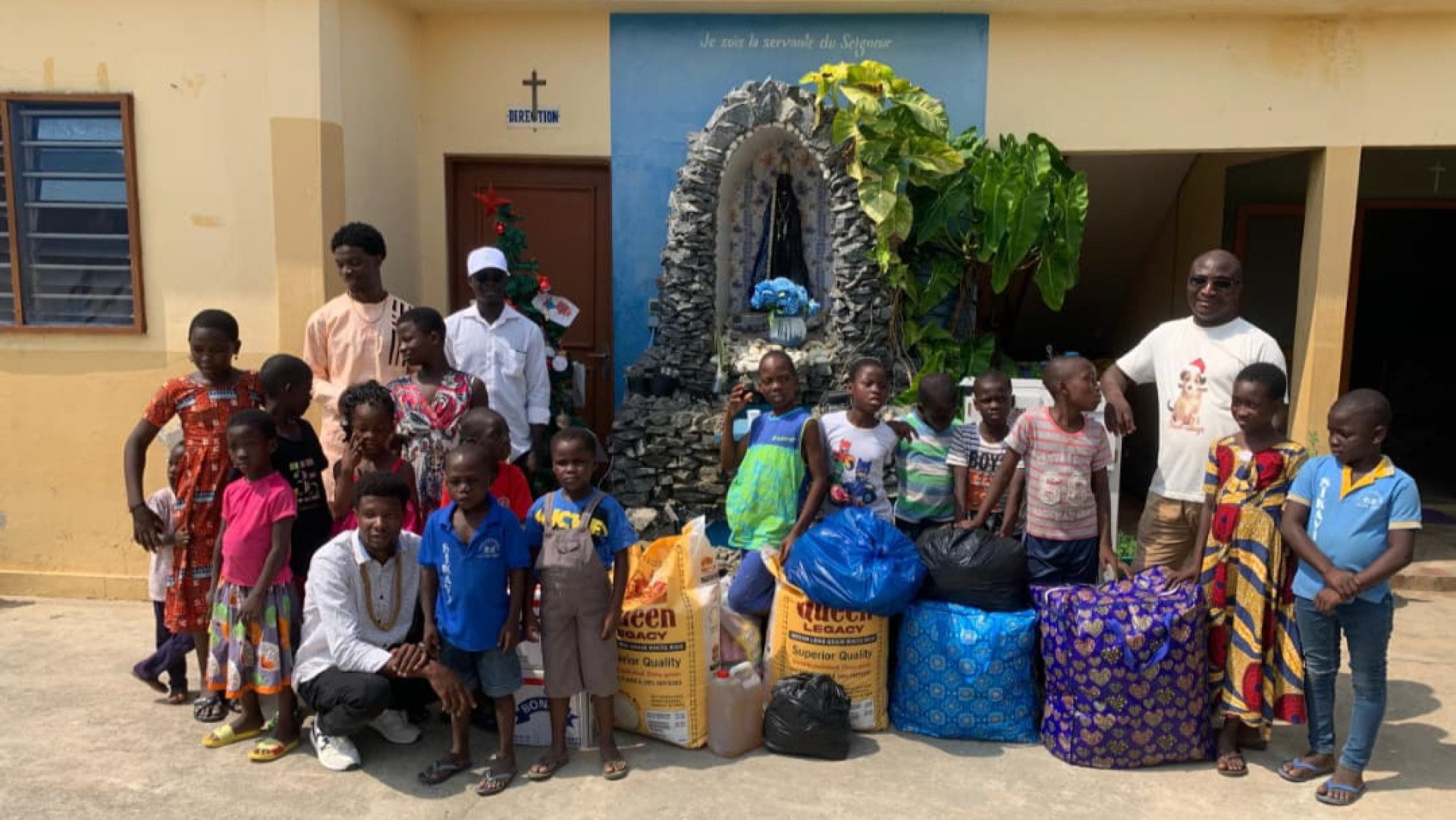 Distribution de vivres et non-vivres aux orphelinats